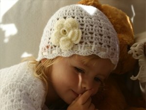 Ażurowa czapeczka dla dziewczynki, Gugusie rozmiar 42-44